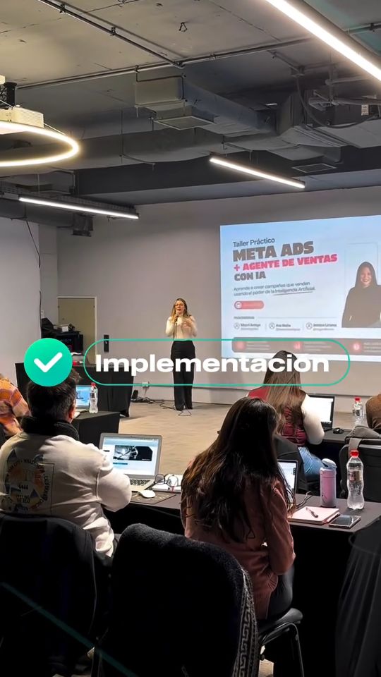 Mayvi Amaya exponiendo en un taller práctico de Meta Ads frente a una sala llena